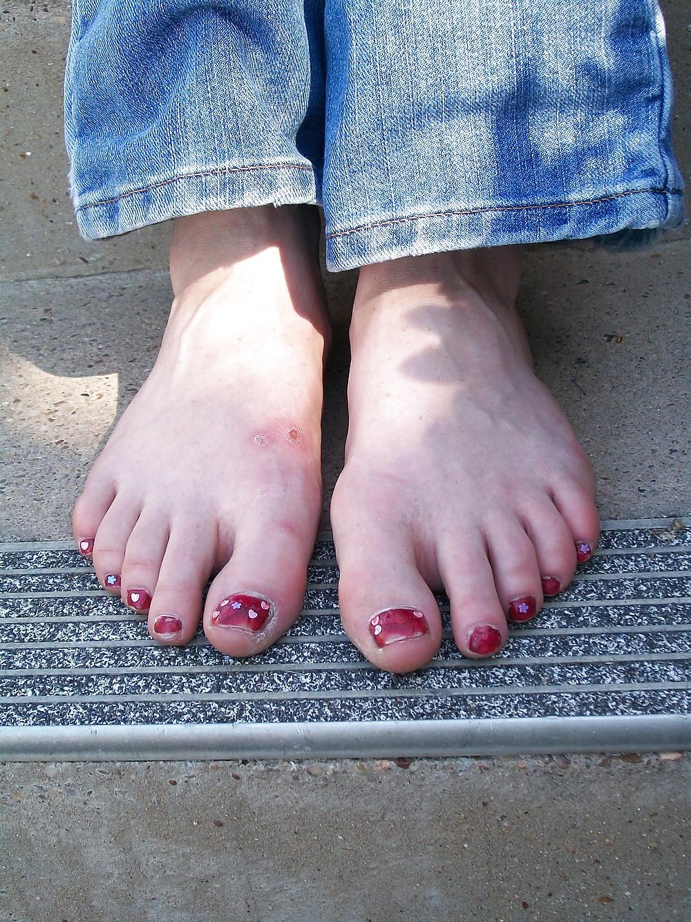 25P LAURAS DIRTY FEET