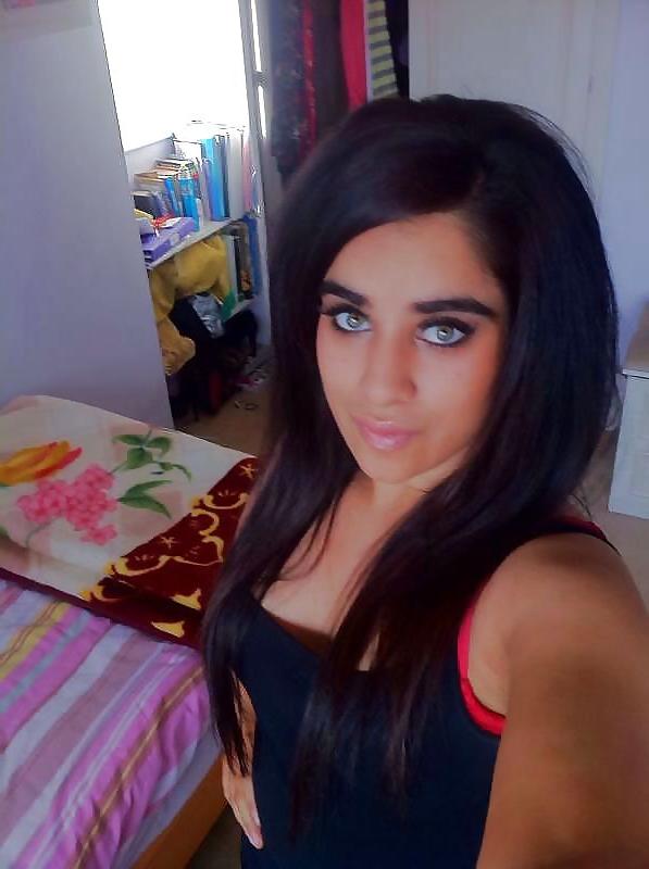 9P UK pakistani girl takes pic for bf (nn)