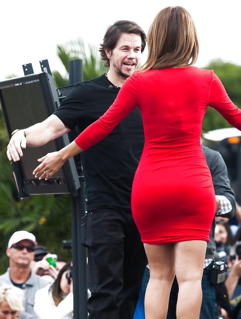 25P Maria Menounos - Incredible Ass in Skin-Tight Red Dress