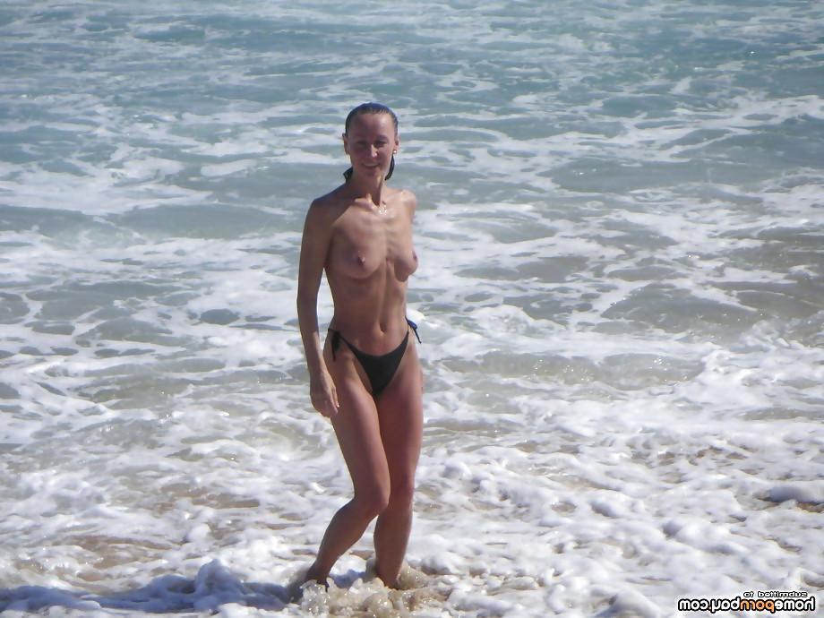 23P Babe shows her hot body