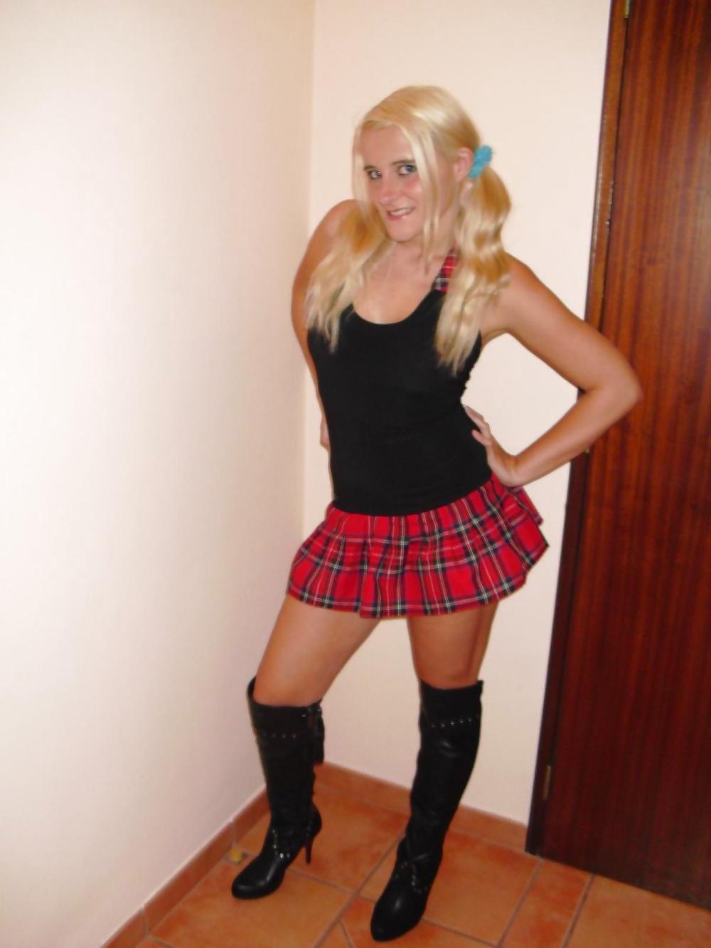 22P Dirty blonde slag shows off outside