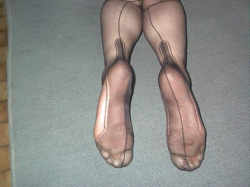 14P Footjob in schwarzen Nahtnylons