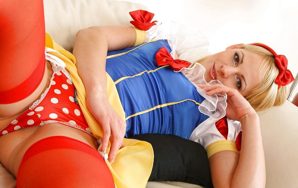 25P A sweet little Snow White
