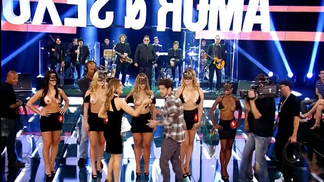 10P Programa AMOR  & SEXO modelos fazem topless no palco ao vivo