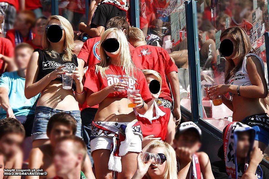 11P Sexy football fans