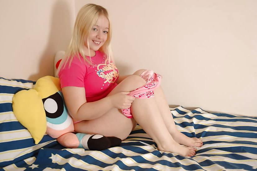25P Chubby blonde undressing and dildoing herself a little