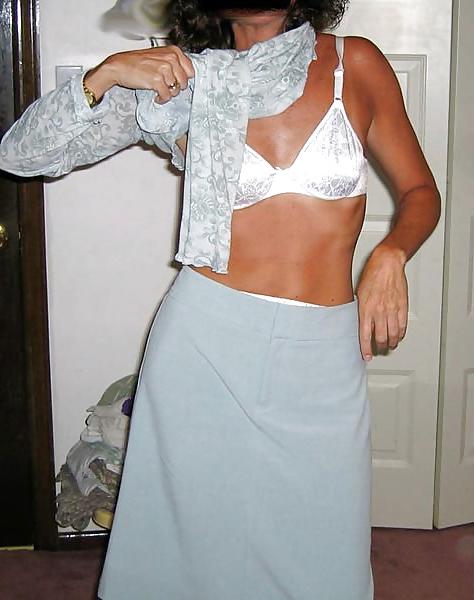 8P Mature brunette showing her body but not her face