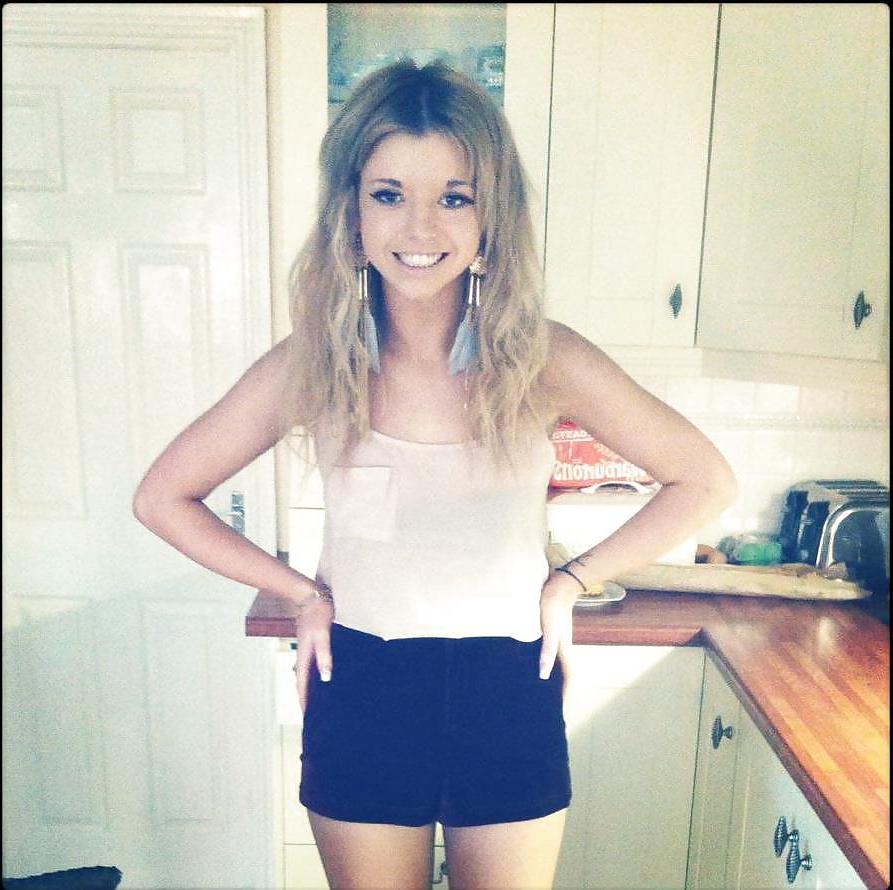 25P Sluts in little hotpants! 4