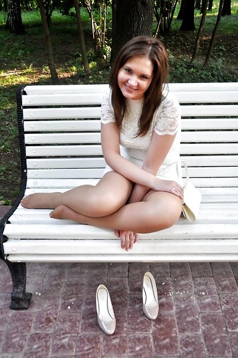 25P Teen in nude pantyhose