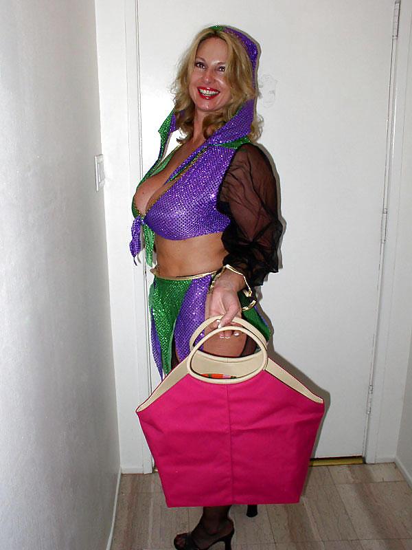 25P Busty MILF Leanne