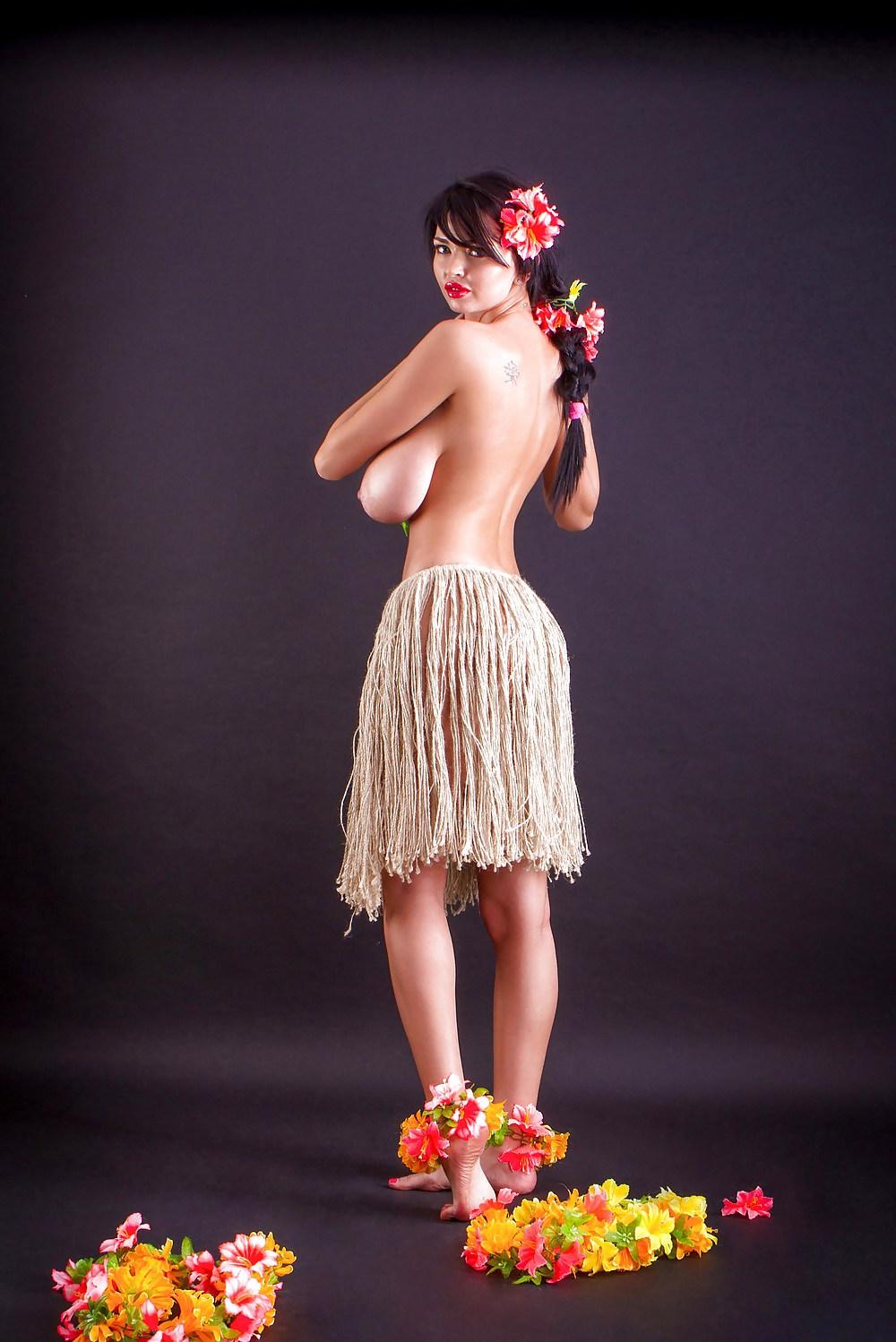 25P Sha Rizel is dressed like a Hawaiian hula girl