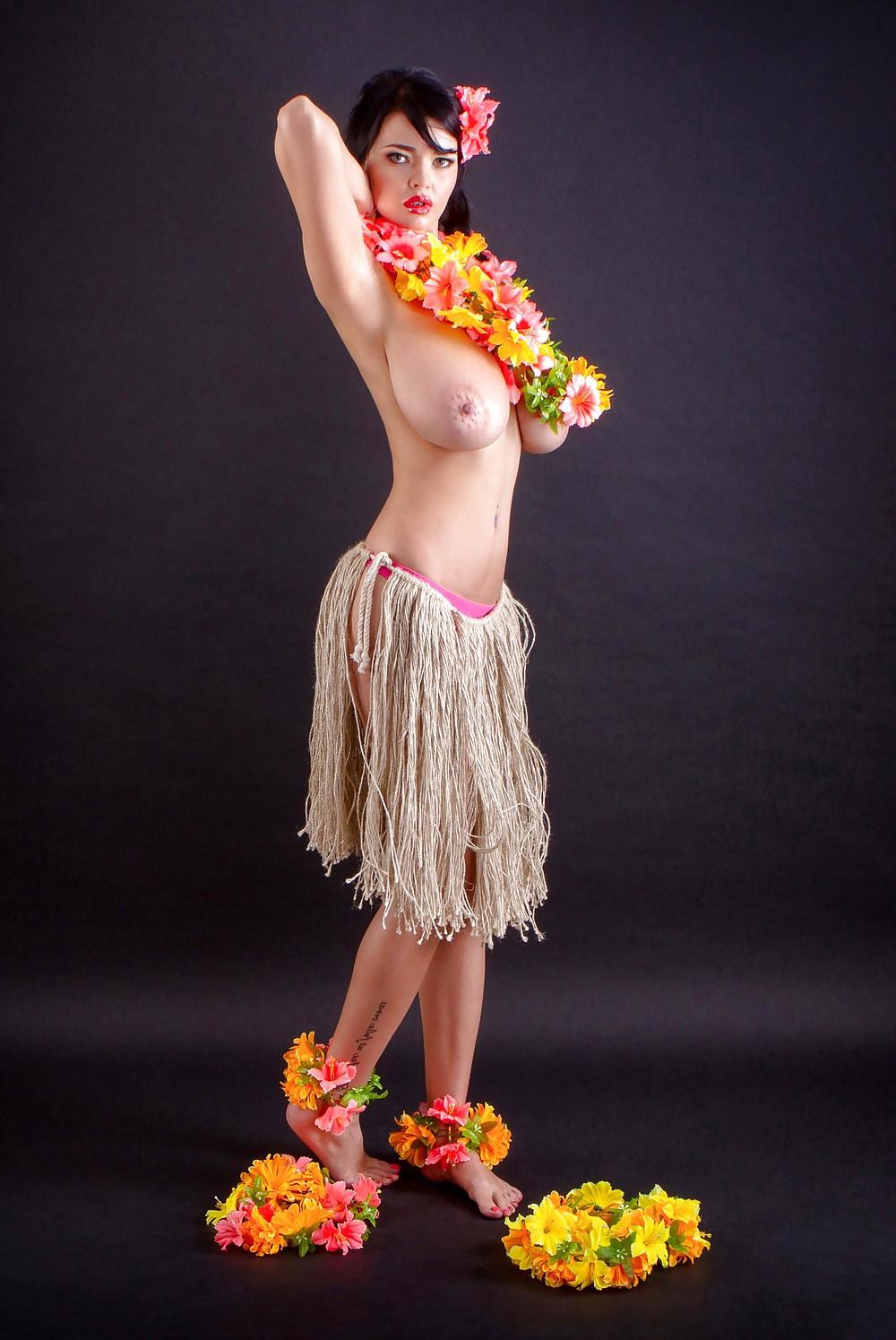 25P Sha Rizel is dressed like a Hawaiian hula girl