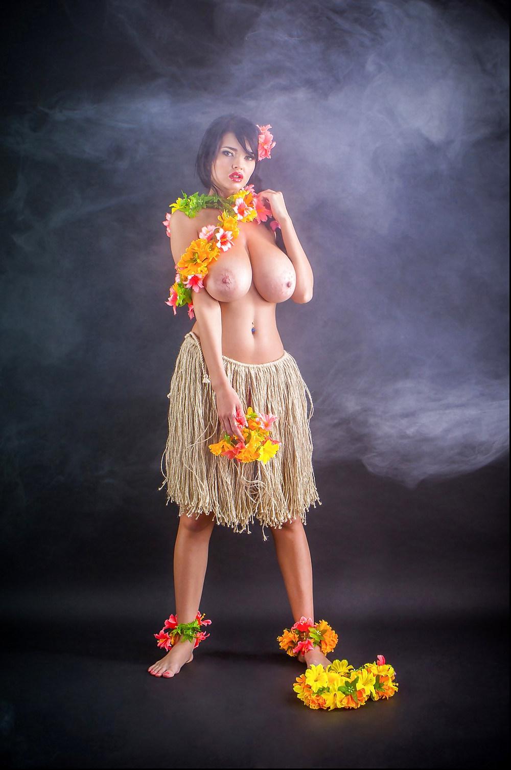 25P Sha Rizel is dressed like a Hawaiian hula girl