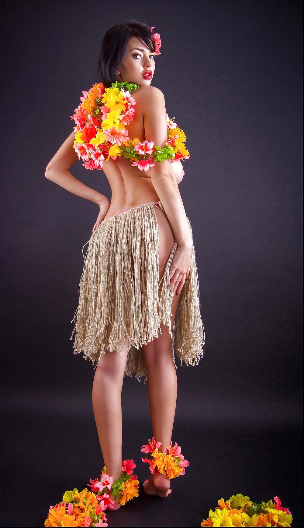 25P Sha Rizel is dressed like a Hawaiian hula girl