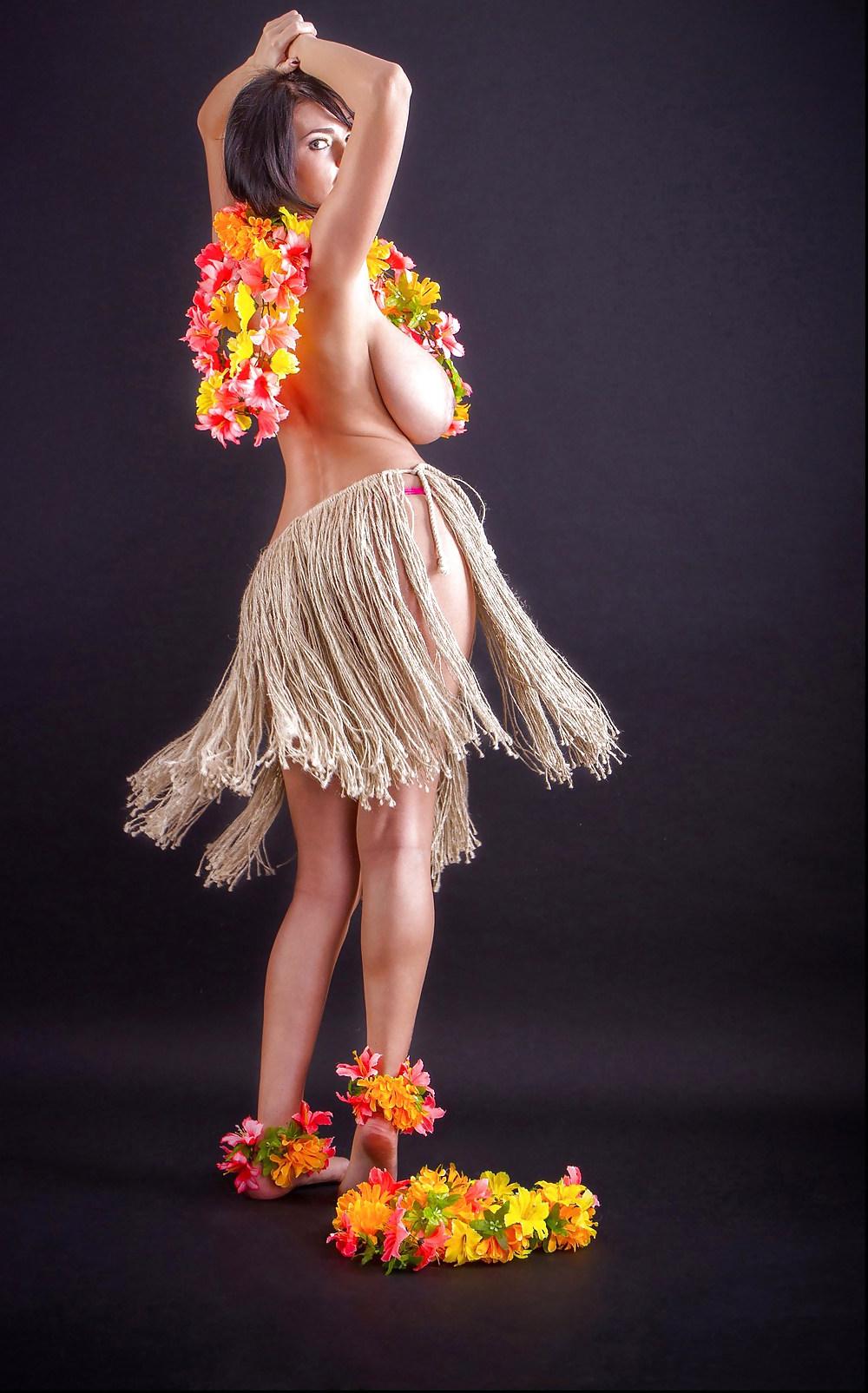 25P Sha Rizel is dressed like a Hawaiian hula girl