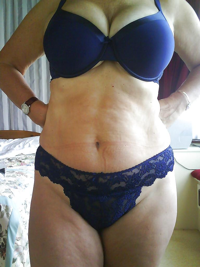 25P Hot body UK older mature