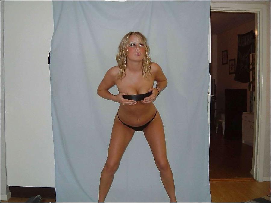24P Girl Showing Off Her Sexy Body