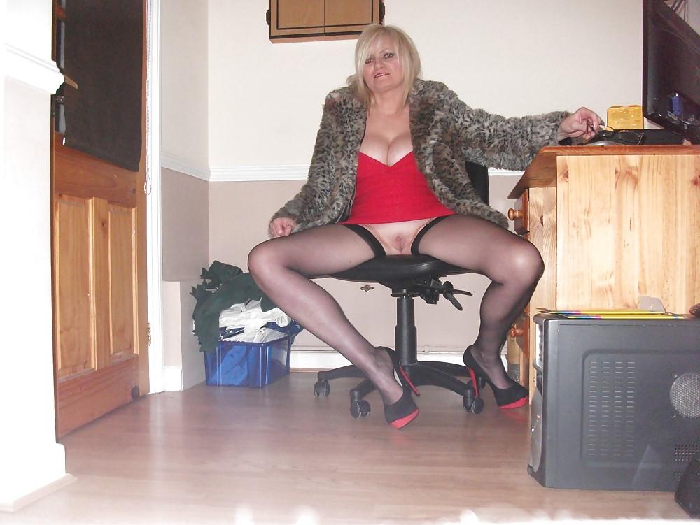 25P Reiche Witwe aus MTK in Red Dress Black Stockings
