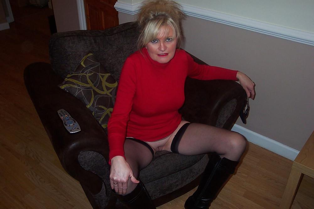 25P Reiche Witwe aus MTK in Red Dress Black Stockings