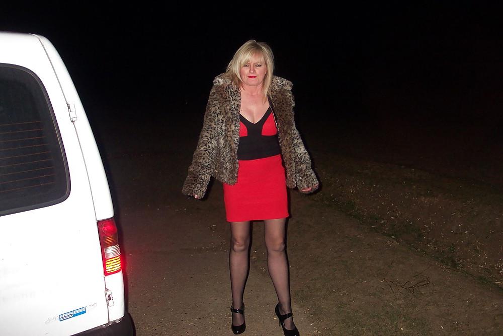 25P Reiche Witwe aus MTK in Red Dress Black Stockings