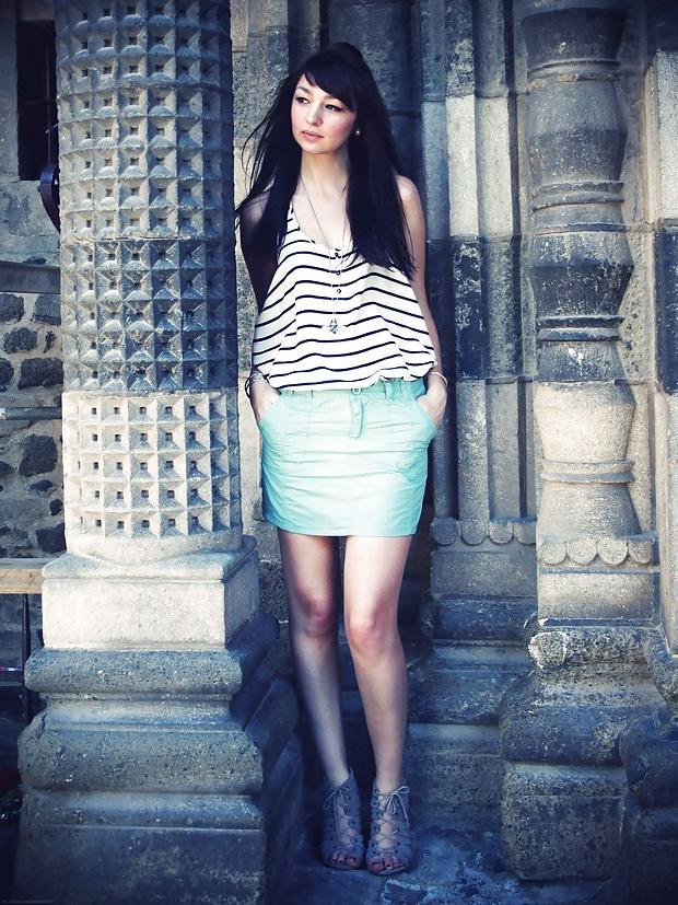 25P French bloggers Mode with sexy legs 26