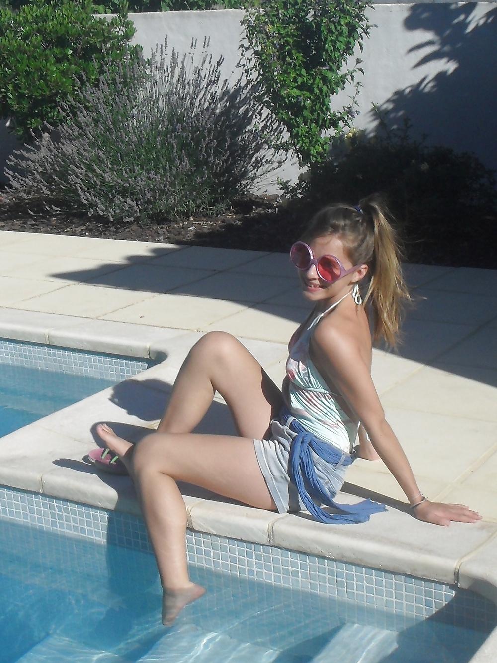 25P French bloggers Mode with sexy legs 26