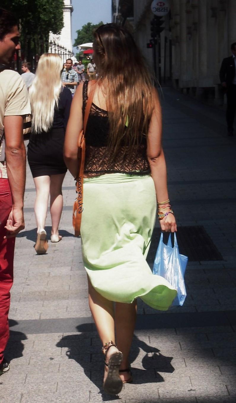 25P Ehrliche Ehefrauen in engen Leggings und heißem, durchsichtigem Kleid