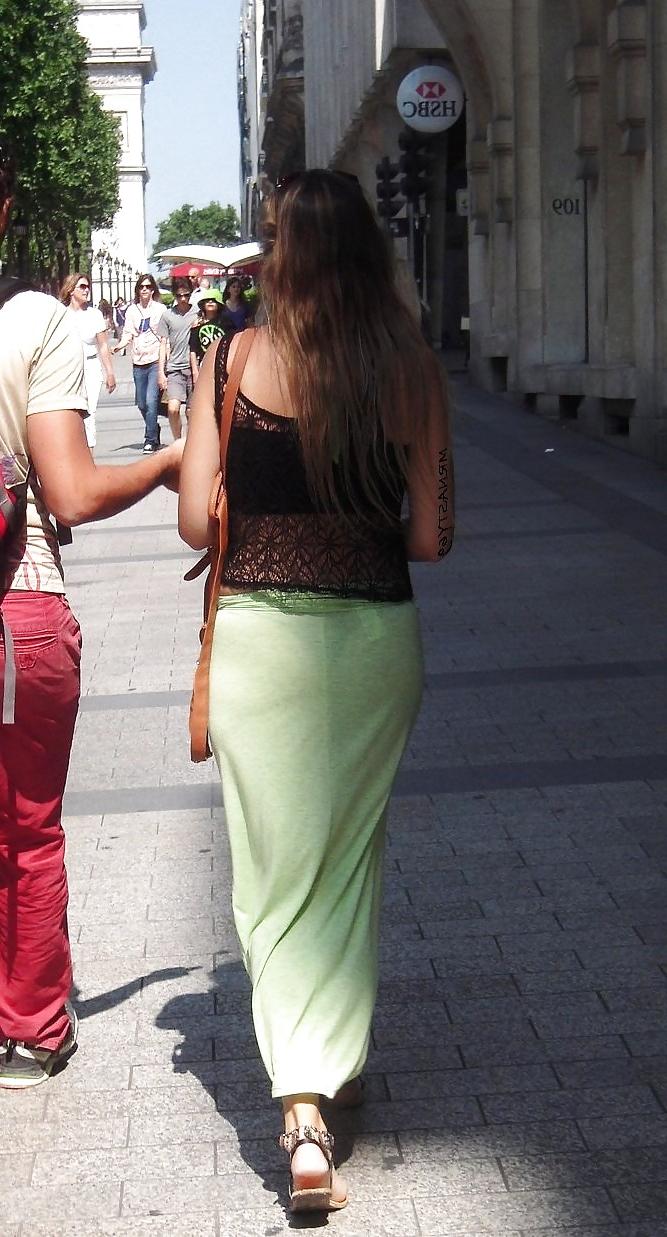 25P Ehrliche Ehefrauen in engen Leggings und heißem, durchsichtigem Kleid