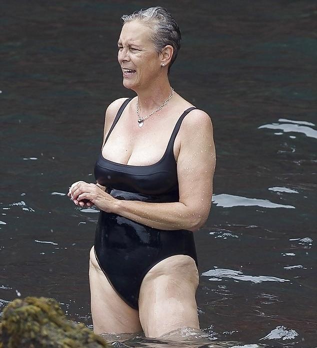 9P Jamie Lee Curtis Rocks Swimsuit in Hawaii