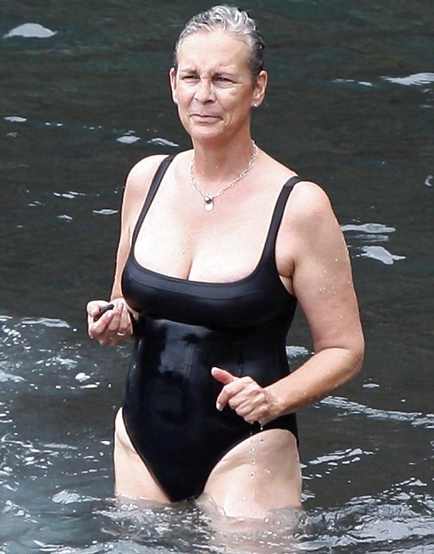 9P Jamie Lee Curtis Rocks Swimsuit in Hawaii