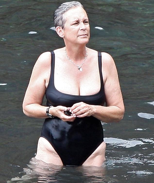 9P Jamie Lee Curtis Rocks Swimsuit in Hawaii