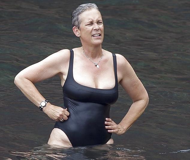 9P Jamie Lee Curtis Rocks Swimsuit in Hawaii