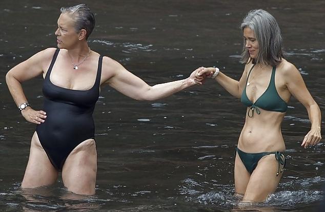 9P Jamie Lee Curtis Rocks Swimsuit in Hawaii