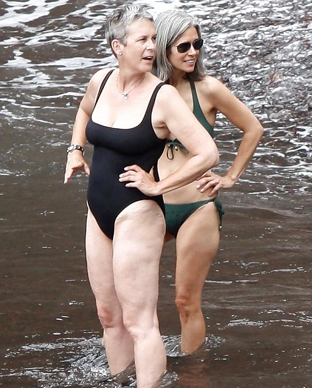 9P Jamie Lee Curtis Rocks Swimsuit in Hawaii