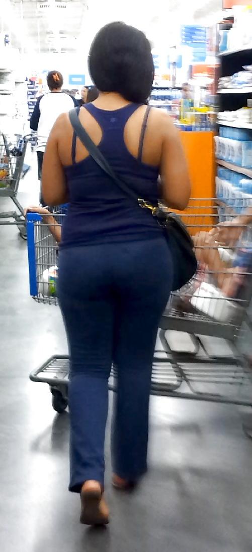 11P Sexy VOYEUR slim THICK Latina MILF candid