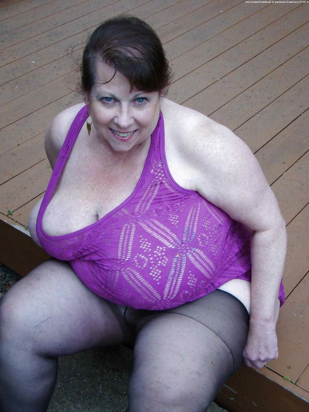 15P Grannys in pantyhose