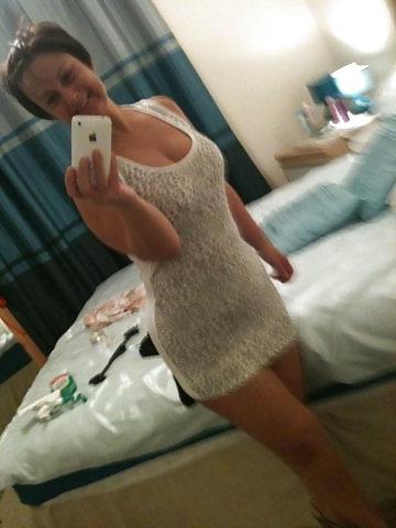 25P Mature Shows Her Hot Body self shot