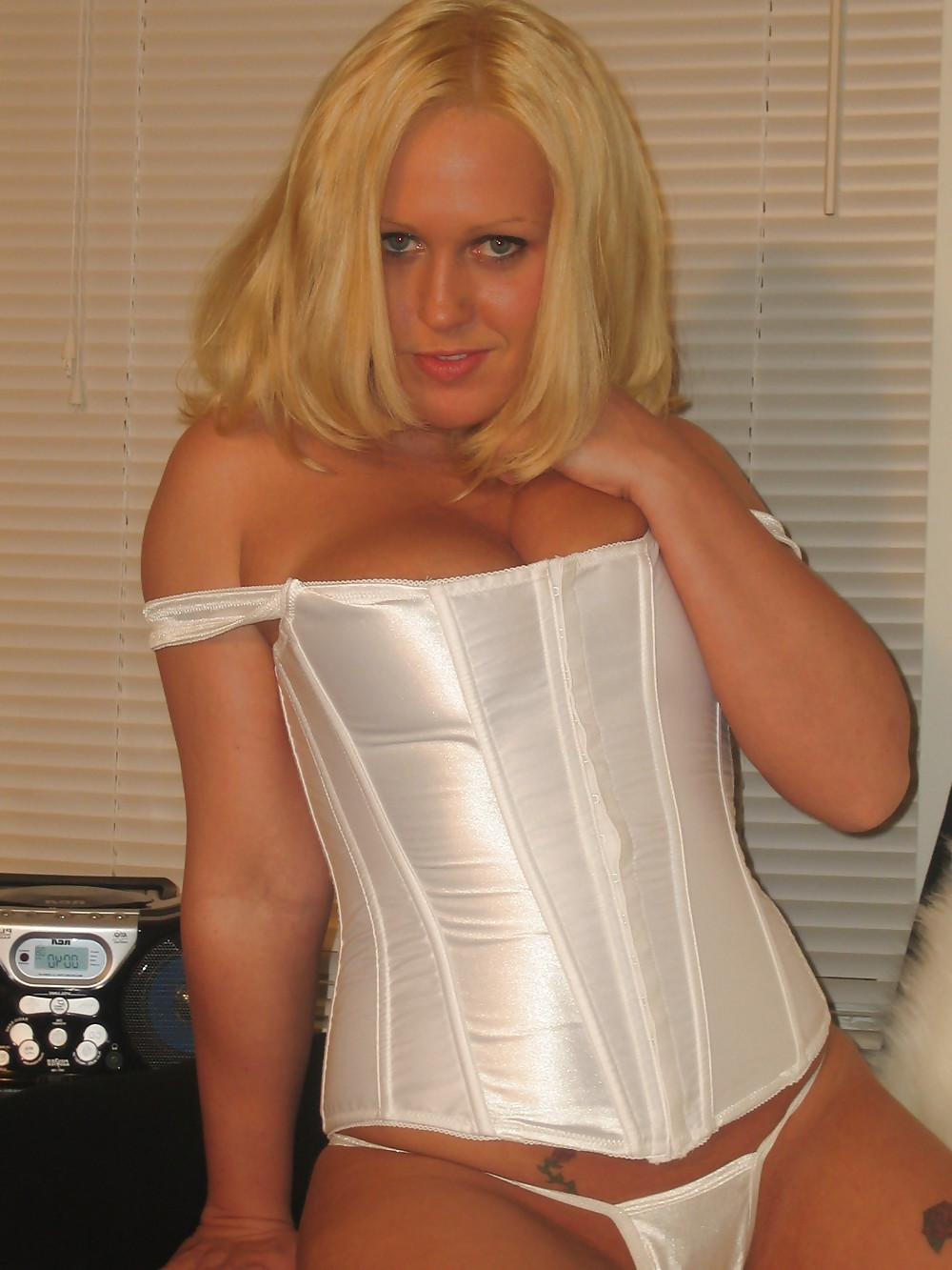 25P White corset