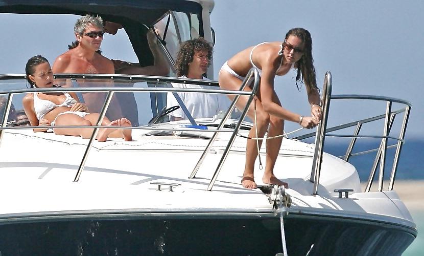 7P Pippa Middleton topless on a boat!!
