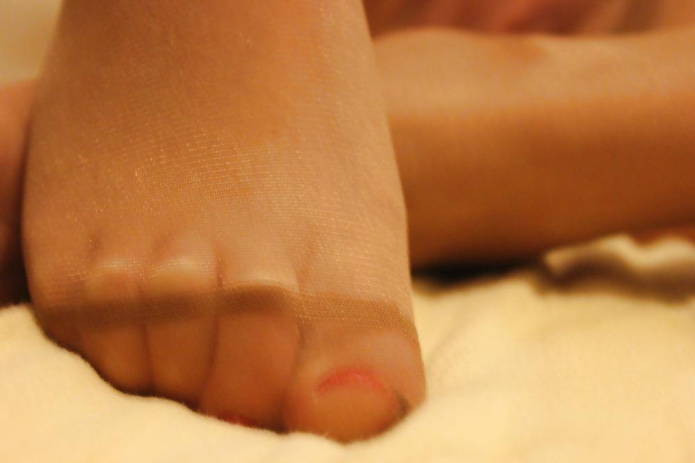 20P Kitty Leopard Milf doing a wild Footjob in Pantyhose