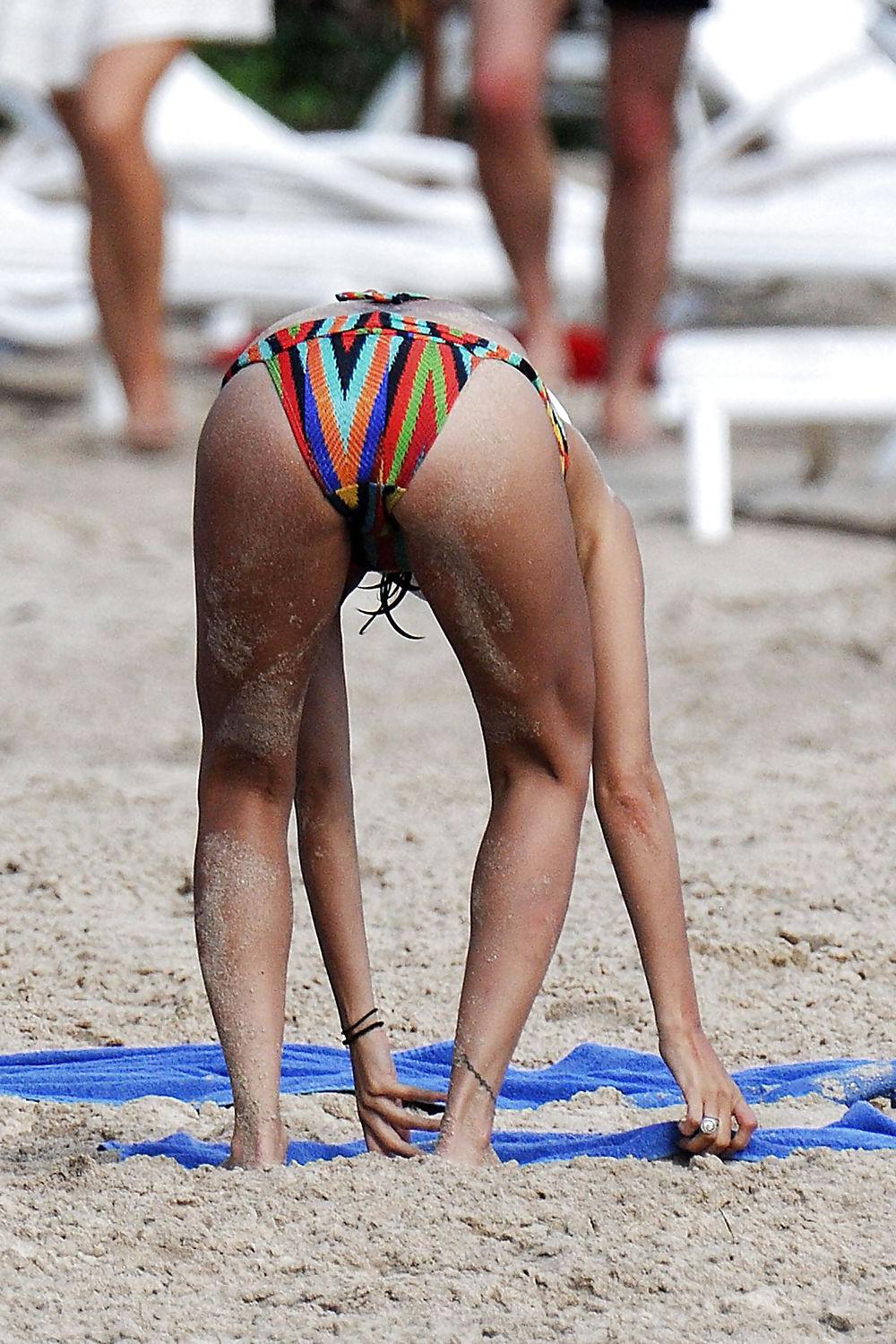21P Jessica Alba Showing Off Her Tight Little Ass Again