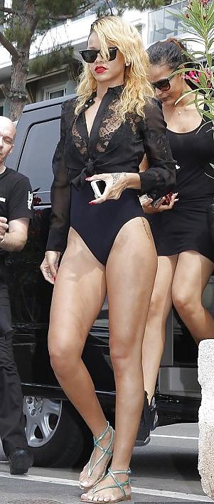 17P Rihanna : Monaco Sexy Swimsuit Shopping