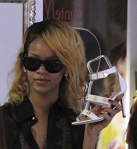 17P Rihanna : Monaco Sexy Swimsuit Shopping