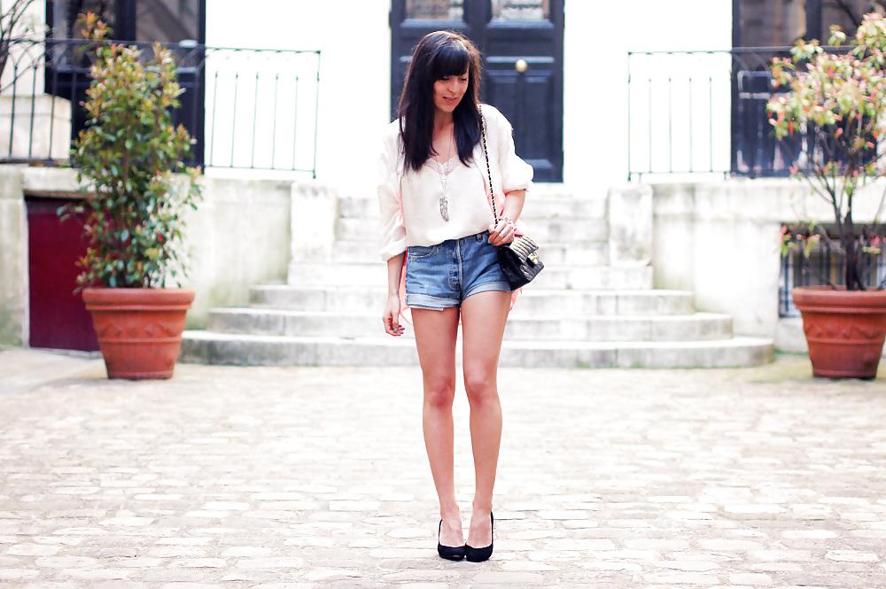 25P French bloggers Mode with sexy legs 19