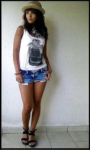 25P French bloggers Mode with sexy legs 19