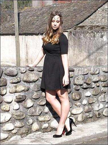 25P French bloggers Mode with sexy legs 19