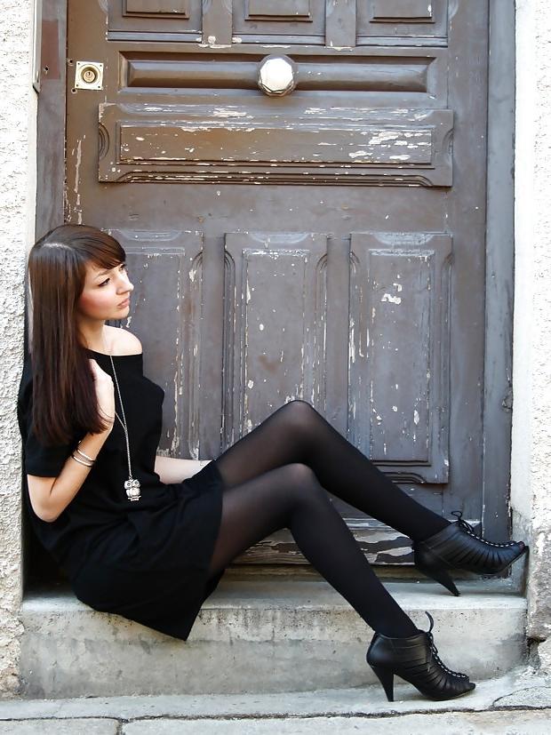 25P French bloggers Mode with sexy legs 19