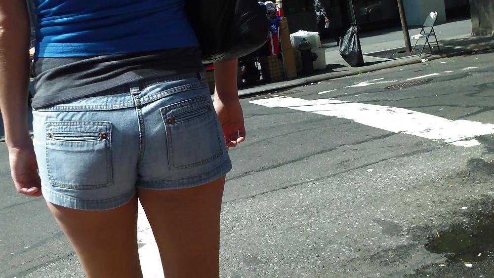 10P A nice butt & ass in blue jean shorts 