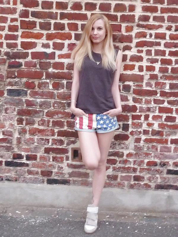 25P French Bloggers Mode with sexy legs 33