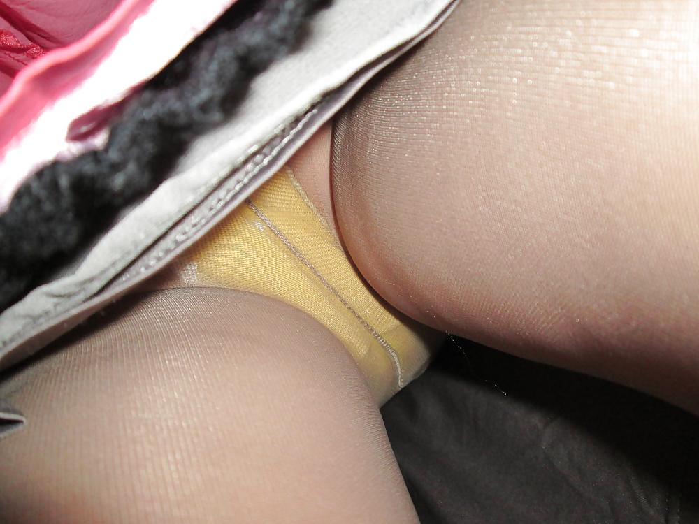 25P Pantyhose upskirt